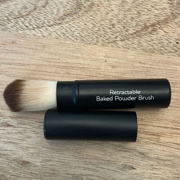 New Laura Geller retractable baked powder brush  blush brush make up brush - Picture 1 of 3